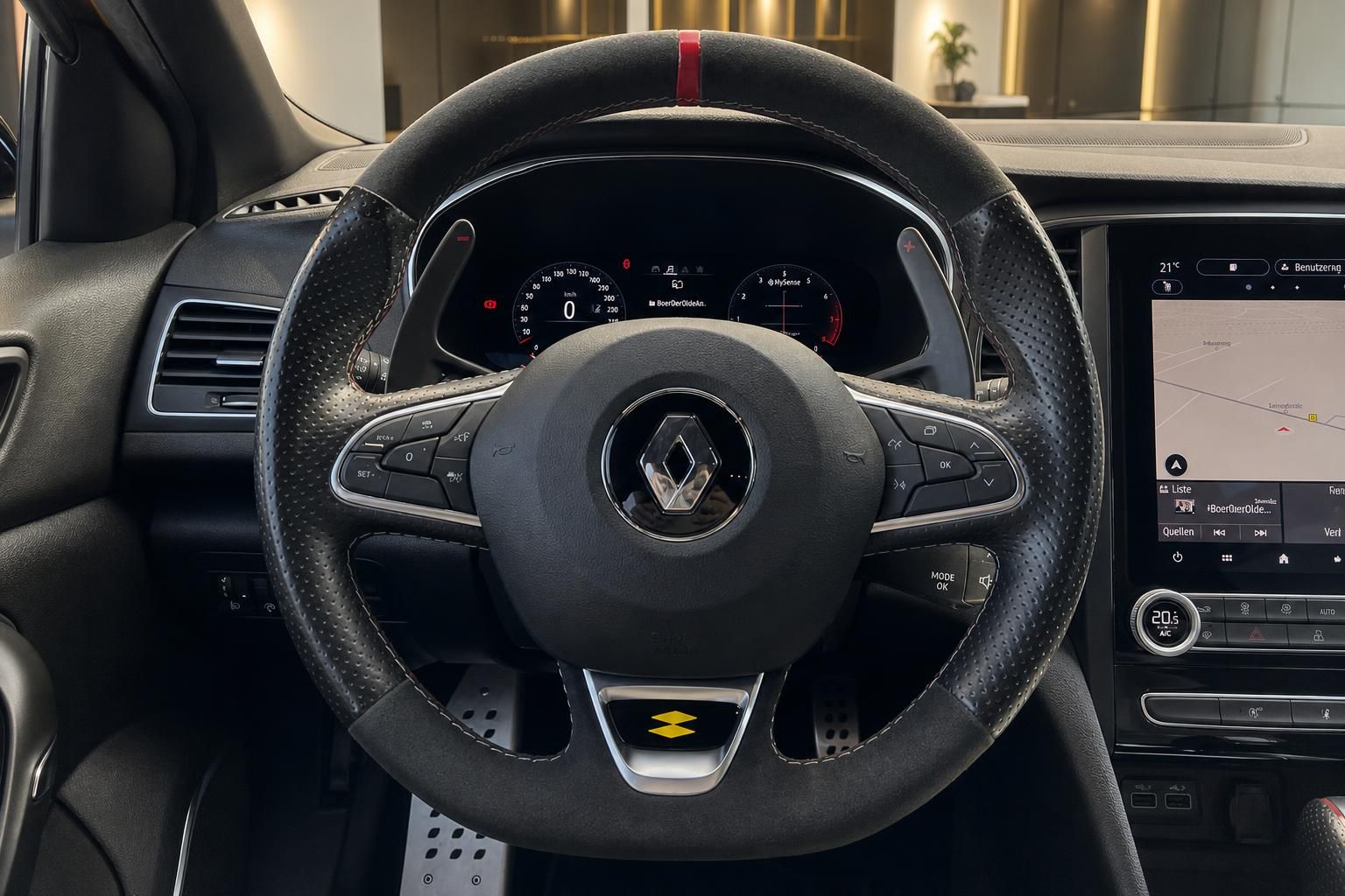 Renault Lenkrad mit Multifunktionstasten und Cockpit-Display