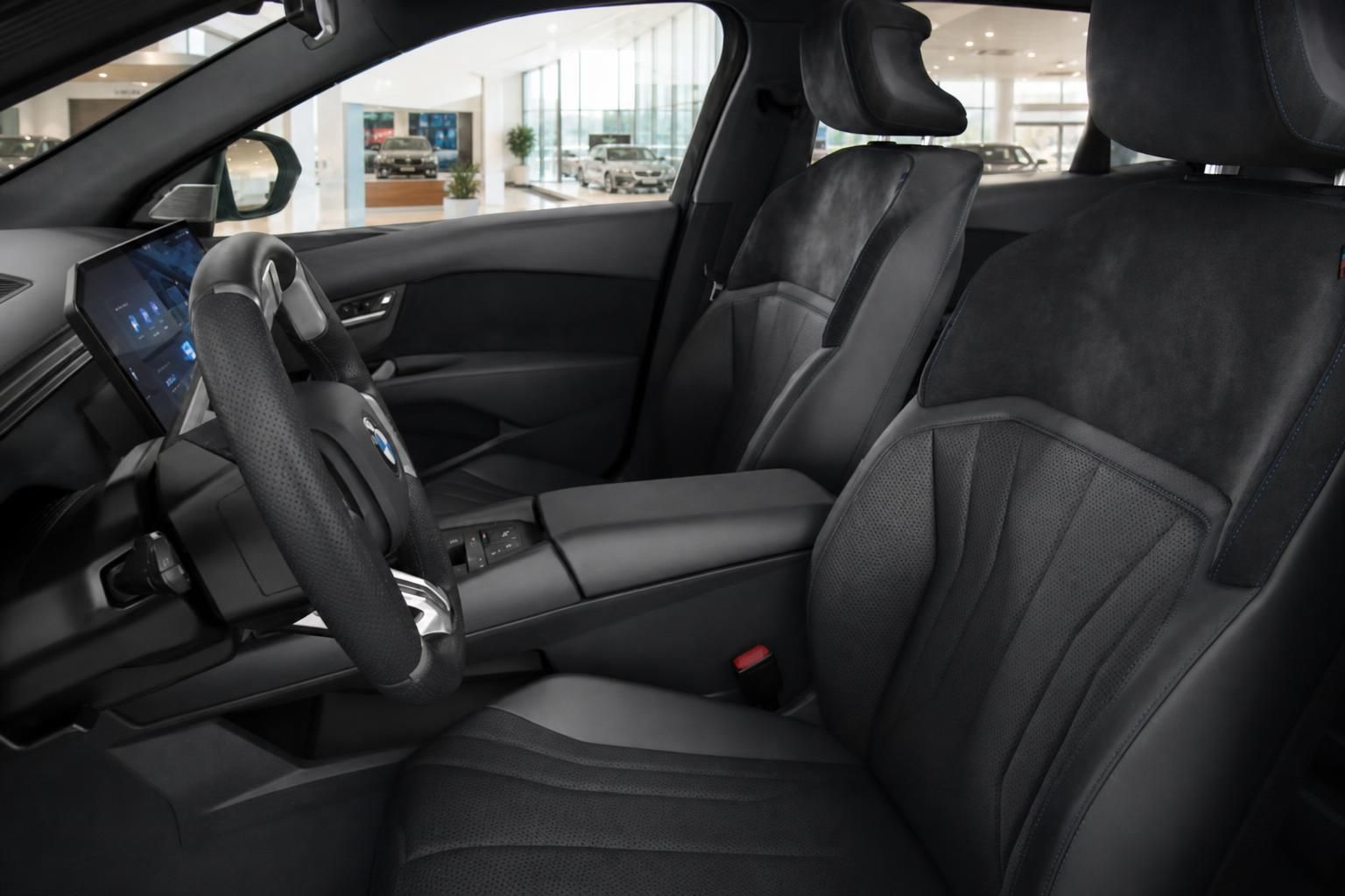 BMW Innenraum mit schwarzen Lederledersitzen und Lenkrad im Detail