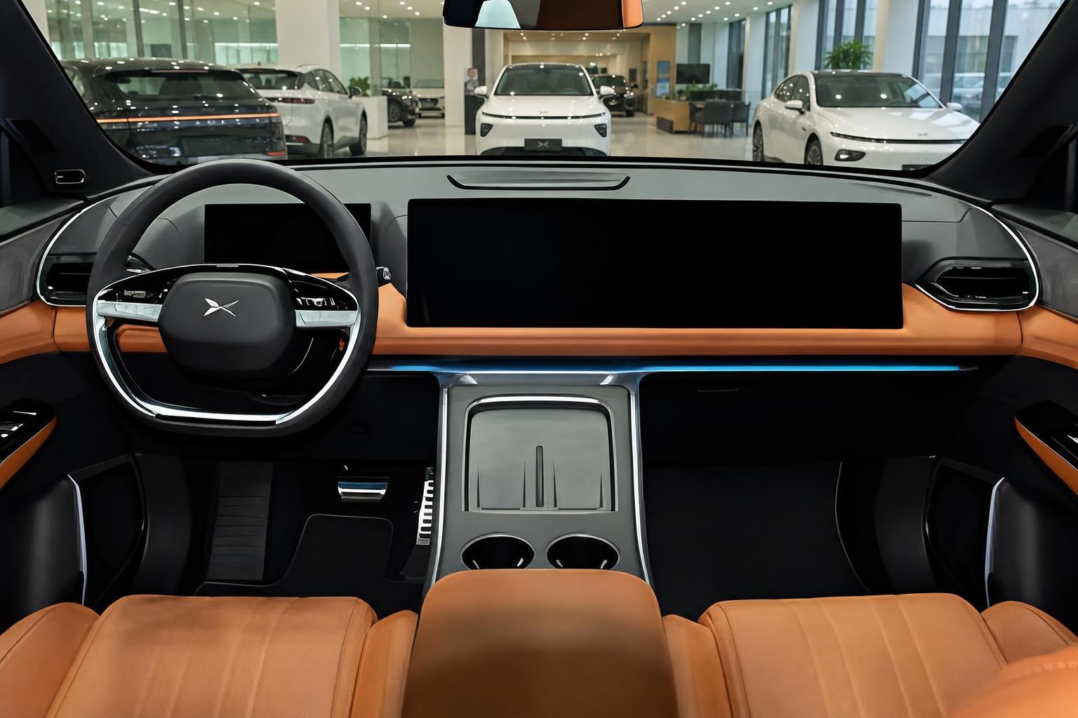 Fahrzeuginnenraum mit Cognac-Leder, Lenkrad und großem Display