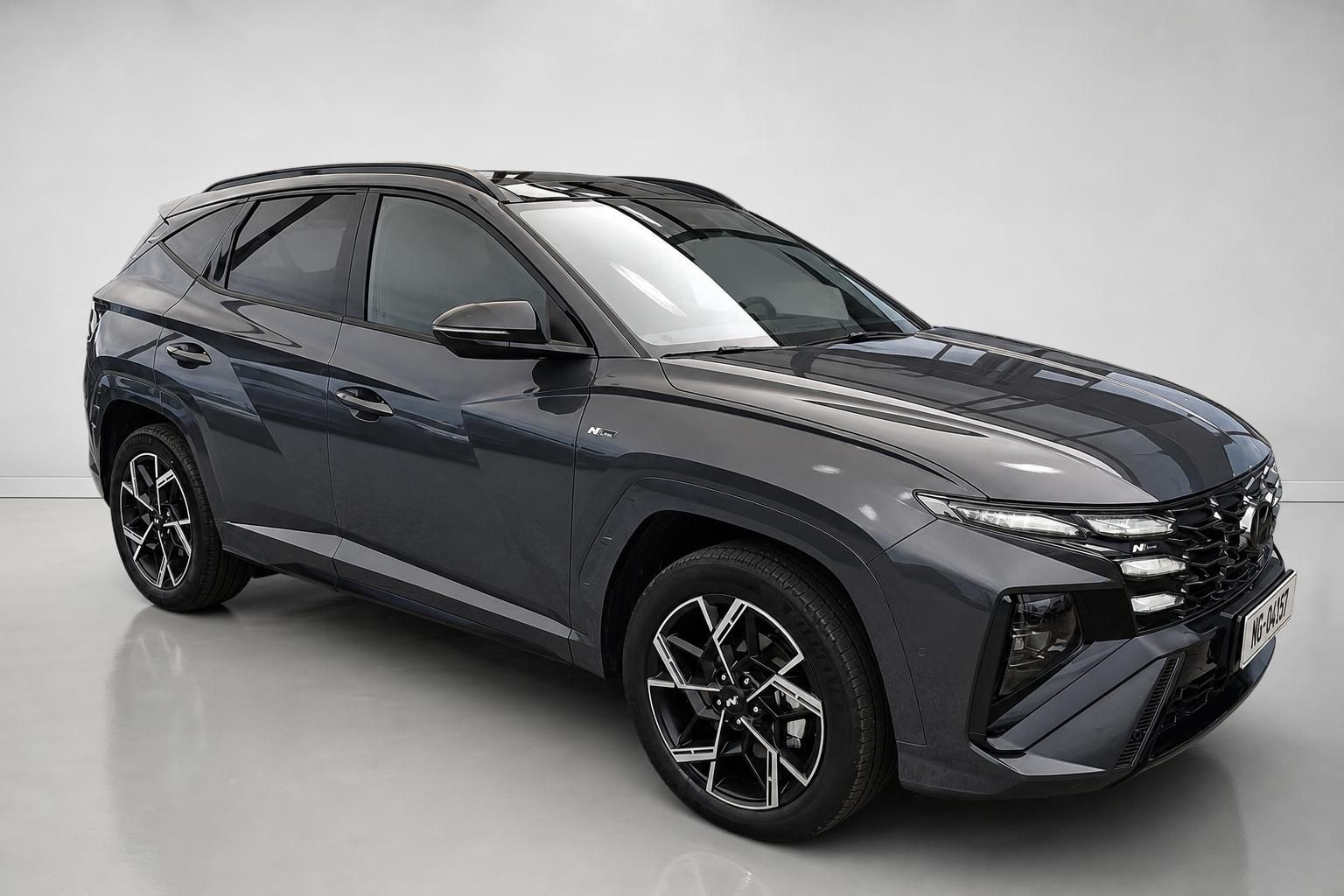 Hyundai Tucson N Line grau, Seiten-Frontansicht im Studio