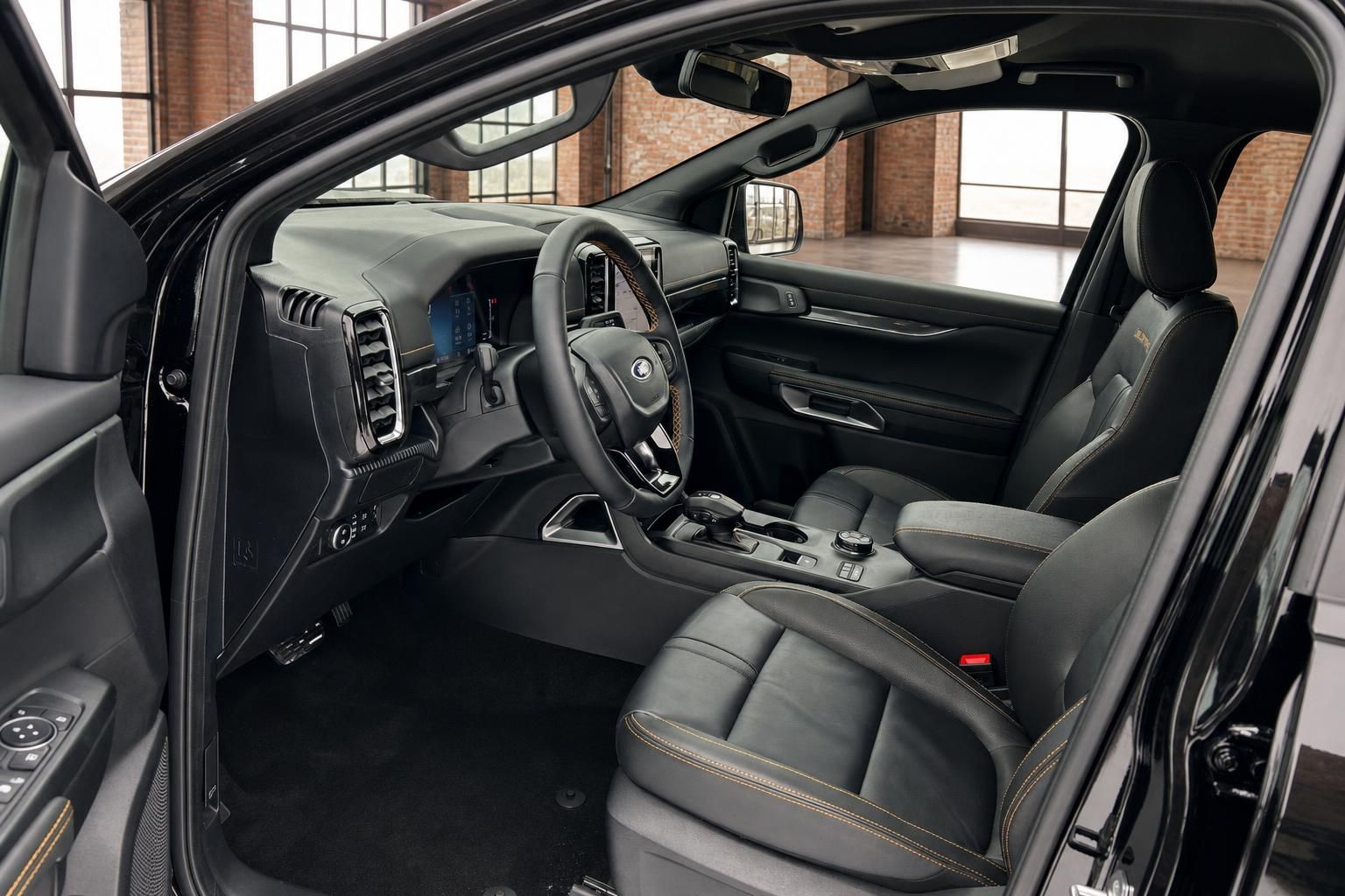 Ford Ranger Innenraum schwarz Leder mit Cockpit und Lenkrad