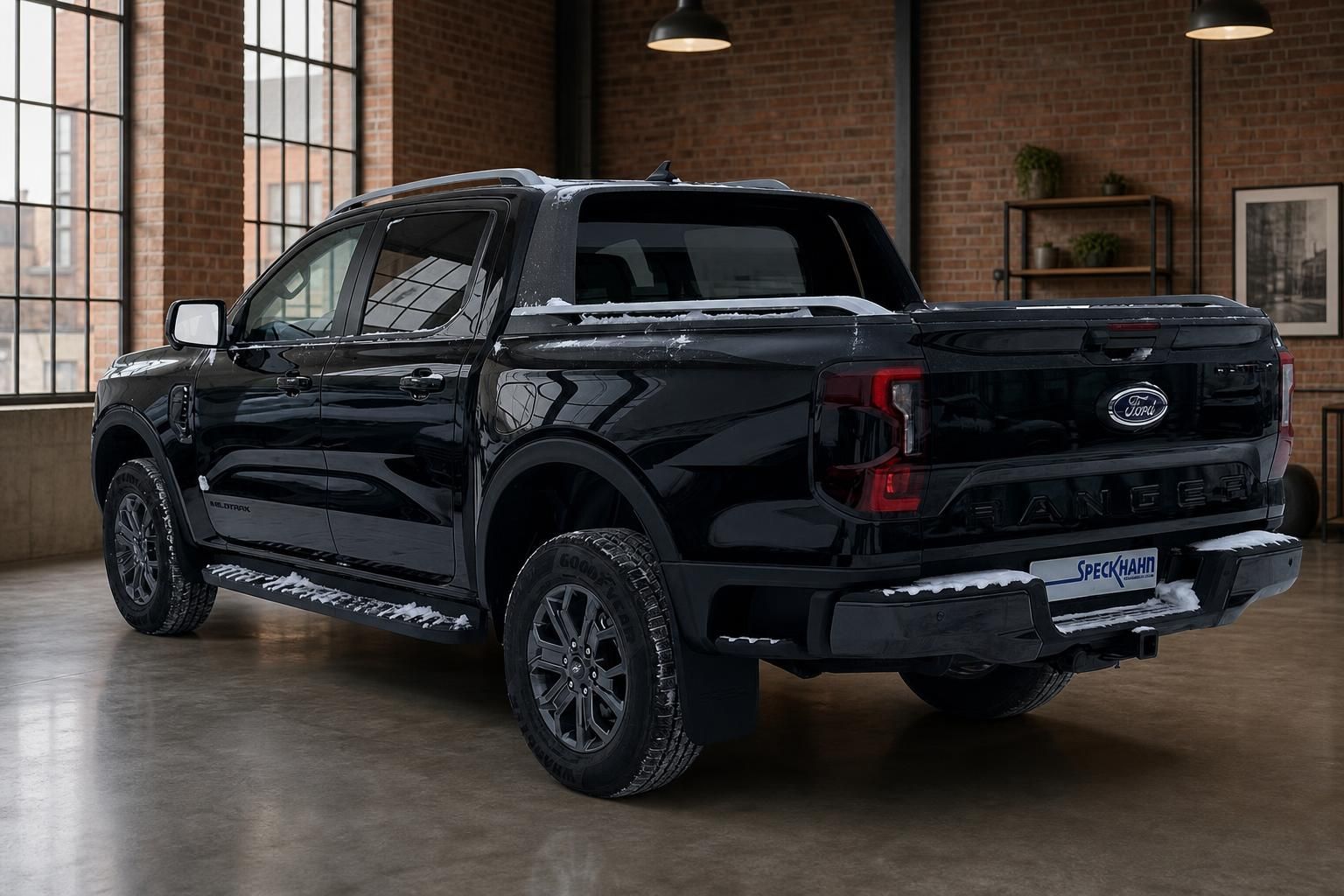 Ford Ranger Wildtrak schwarz Pickup Heckansicht in Halle