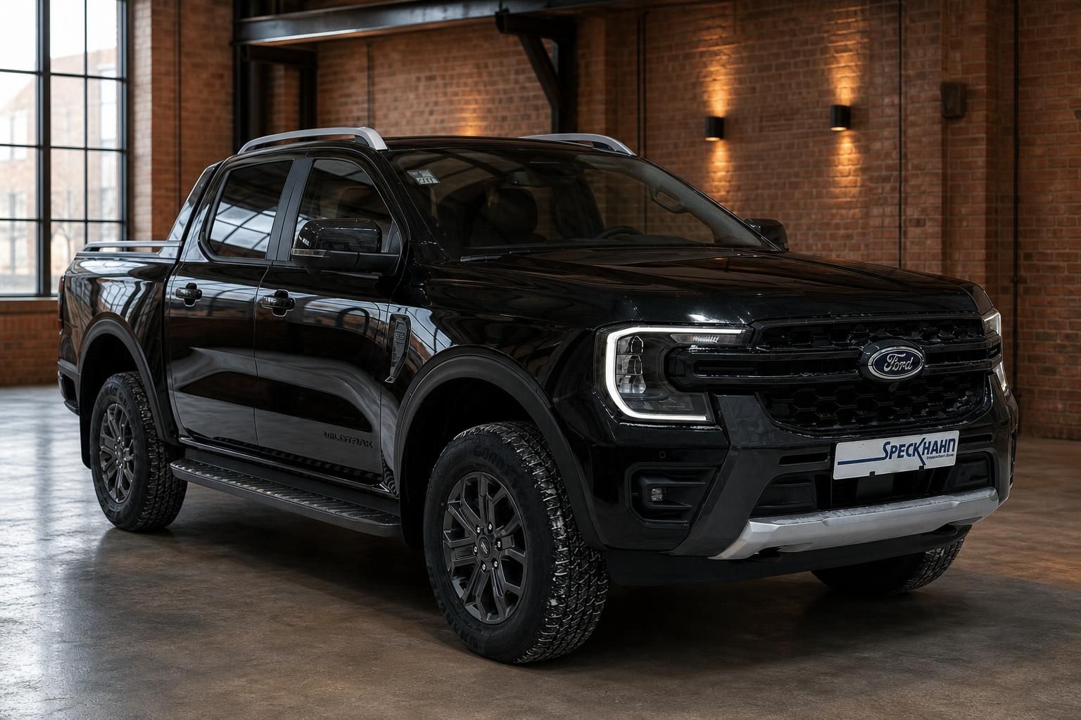 Ford Ranger Wildtrak schwarz Frontansicht Pickup in Showroom