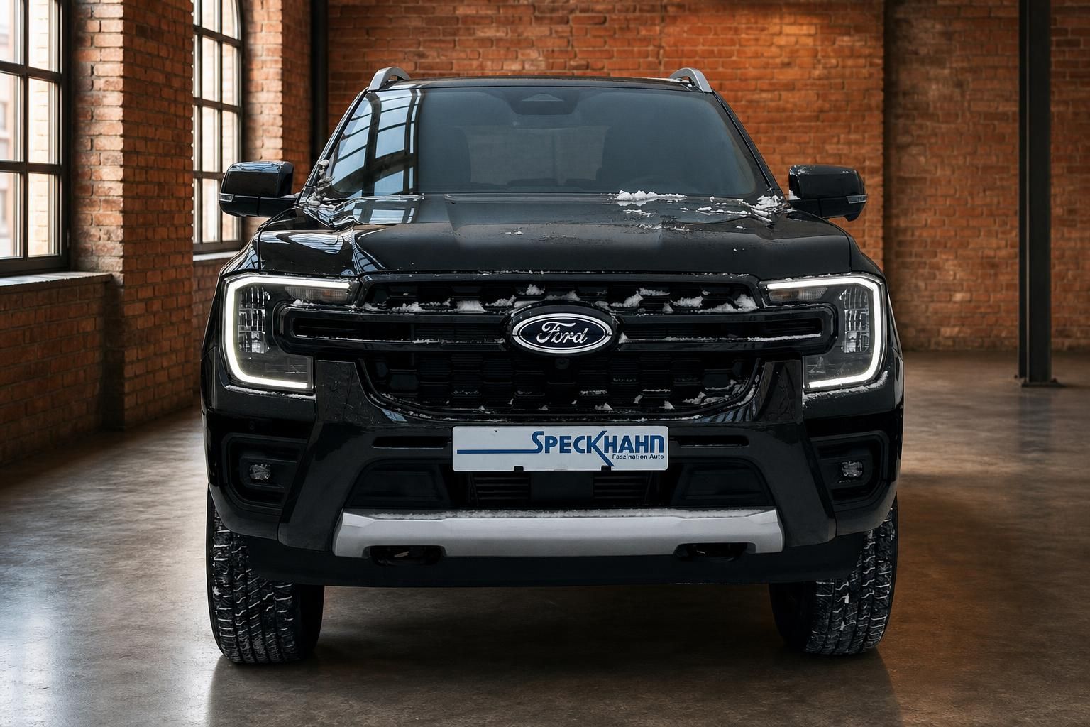 Ford Ranger schwarz Frontansicht mit LED-Scheinwerfern in Industriehalle