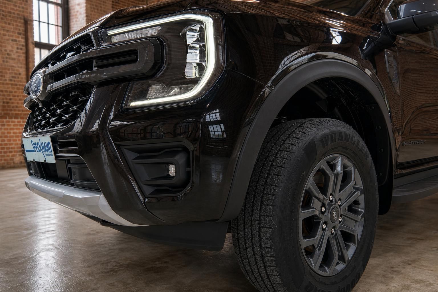 Ford Ranger Wildtrak schwarz Frontdetail mit Felge und Kotflügel