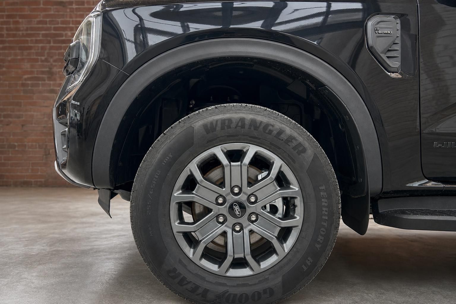 Ford Pickup schwarz Detailansicht Felge und Vorderradkasten