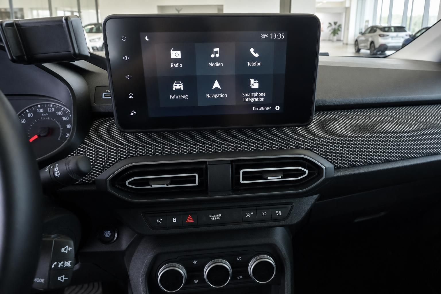 Dacia Sandero Innenraum mit Touchscreen-Infotainment und Klimabedienung