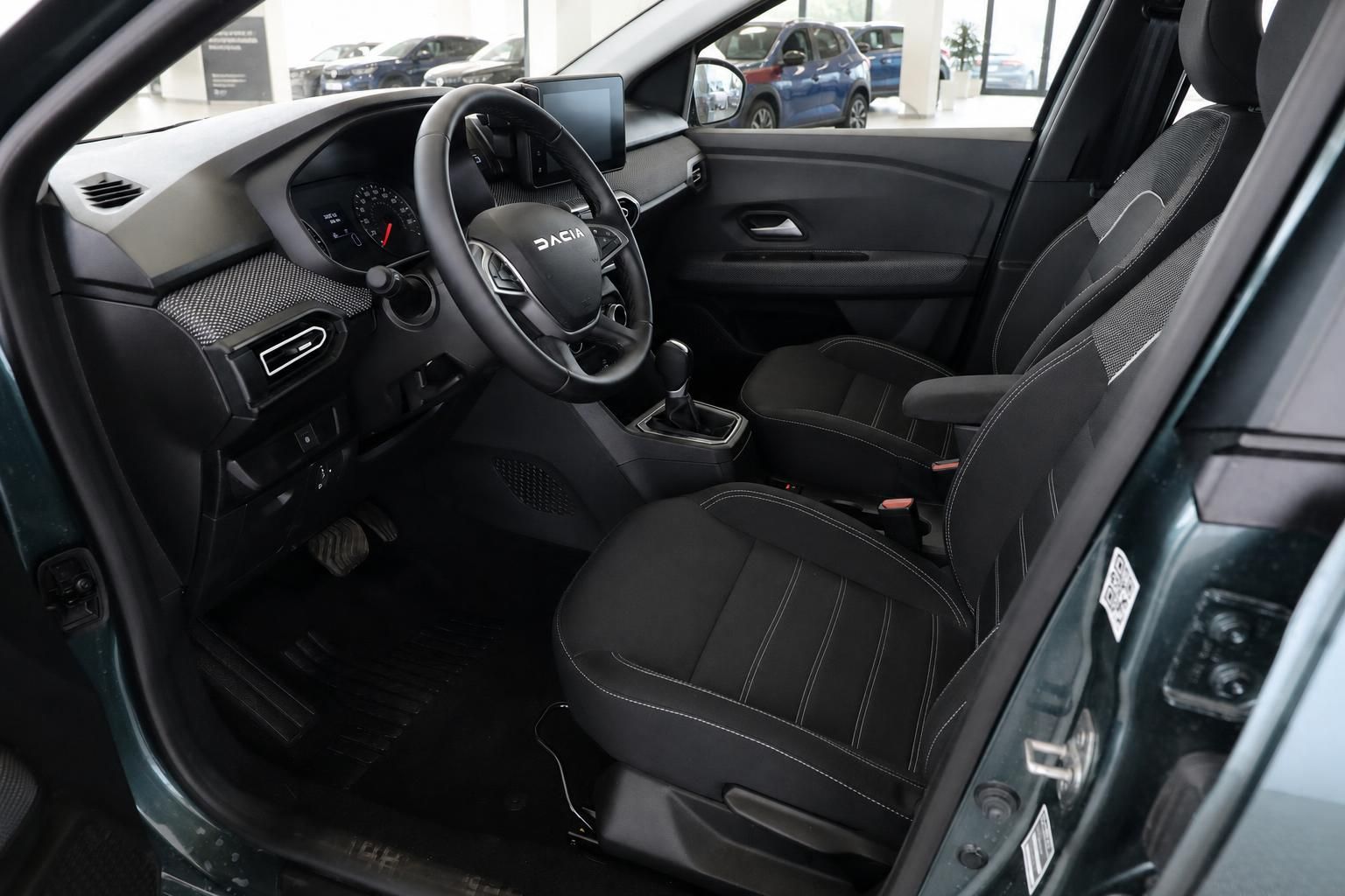 Dacia Innenraum mit schwarzen Sportsitzen und Lenkrad im Detail