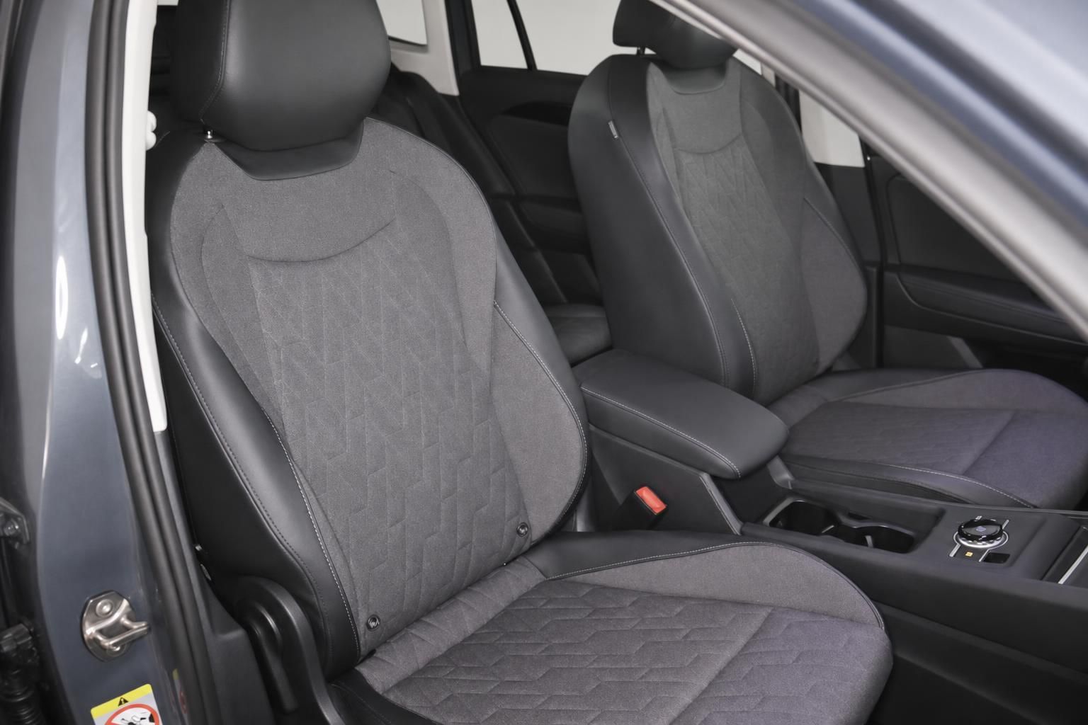 Vordersitze und Mittelkonsole im VW Fahrzeuginnenraum