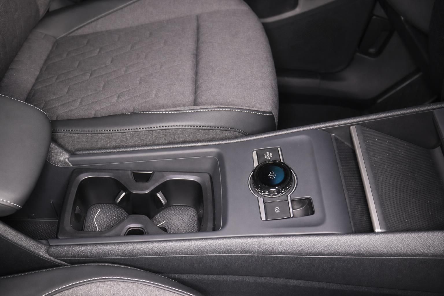 Mittelkonsole mit Getränkehaltern und Bedienelementen im VW SUV