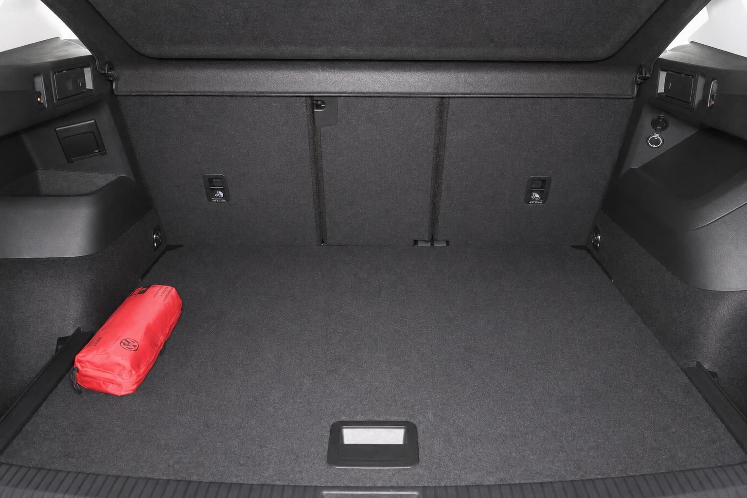 Leerer Kofferraum mit Verbandskasten im VW SUV