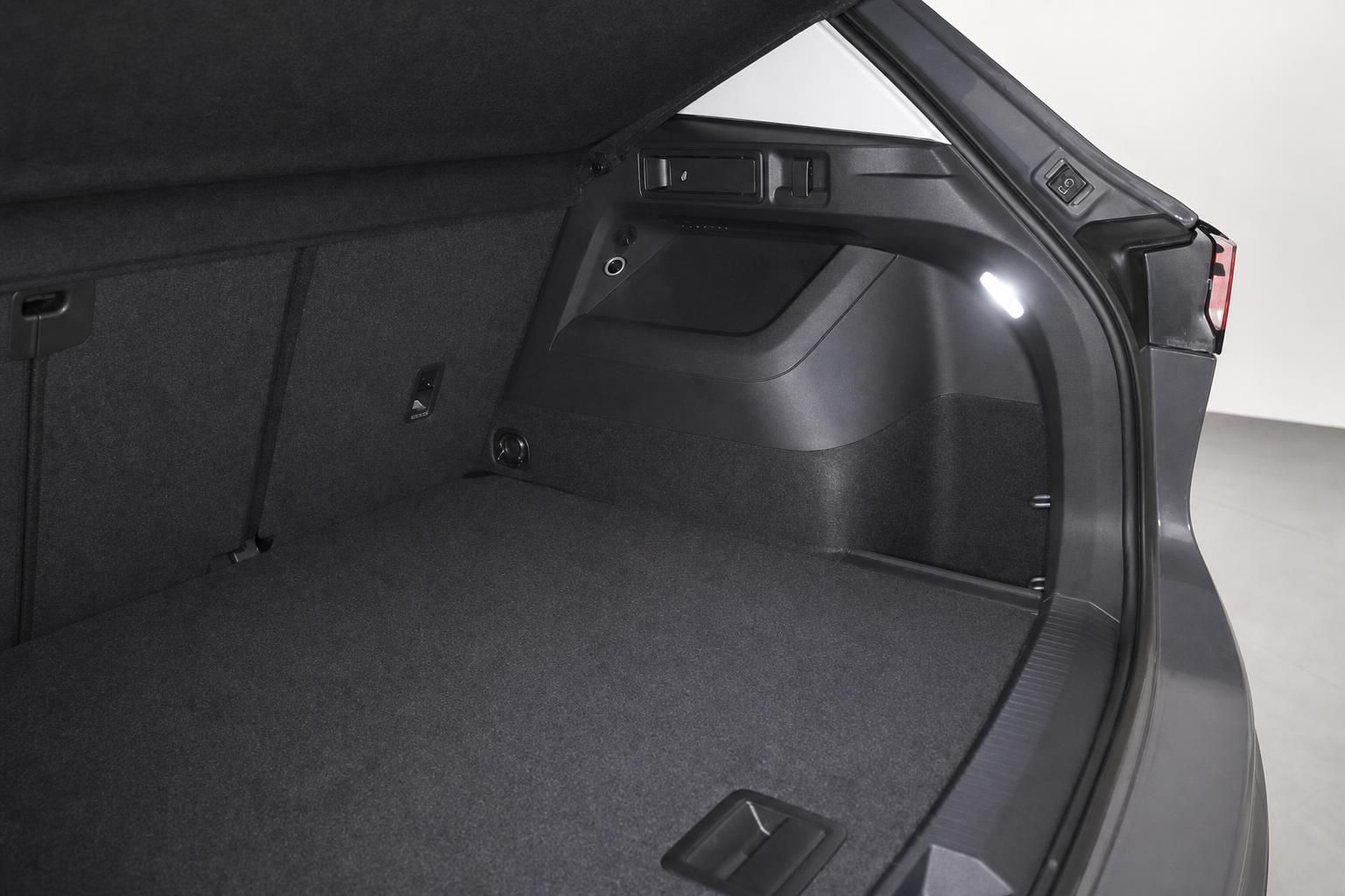 Kofferraum Detailansicht mit Verzurrösen im VW SUV