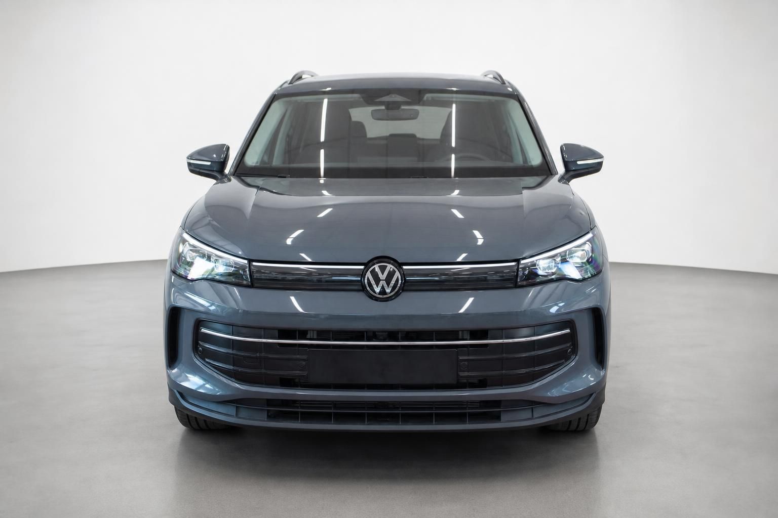 VW Tiguan blau-grau Frontansicht mit LED-Scheinwerfern im Studio
