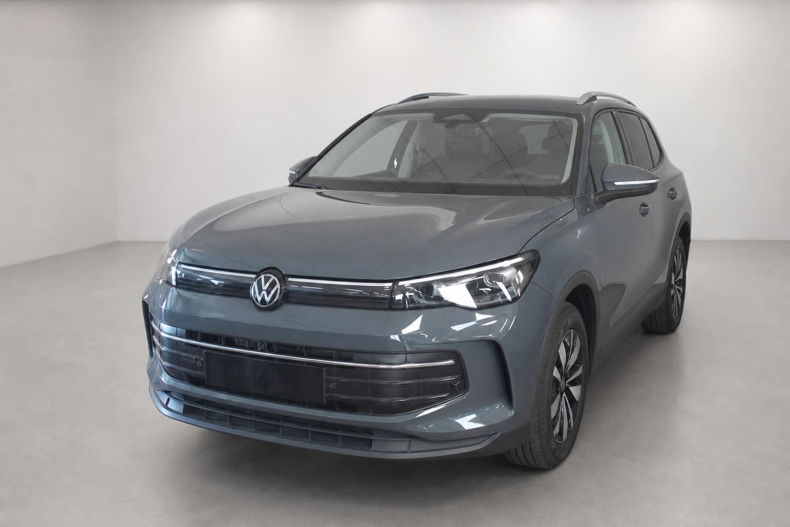 VW Tiguan Frontansicht in Grau-Blau, Studioaufnahme schräg vorne