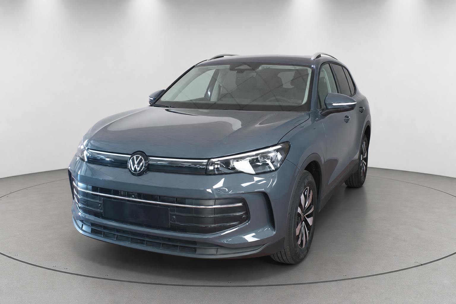 Volkswagen Tiguan von vorne auf Drehteller im Studio fotografiert