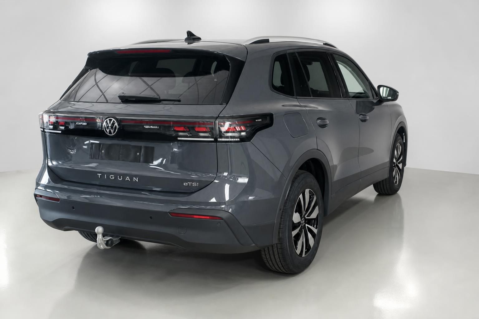 VW Tiguan eTSI Heckansicht mit Anhängerkupplung in Grau