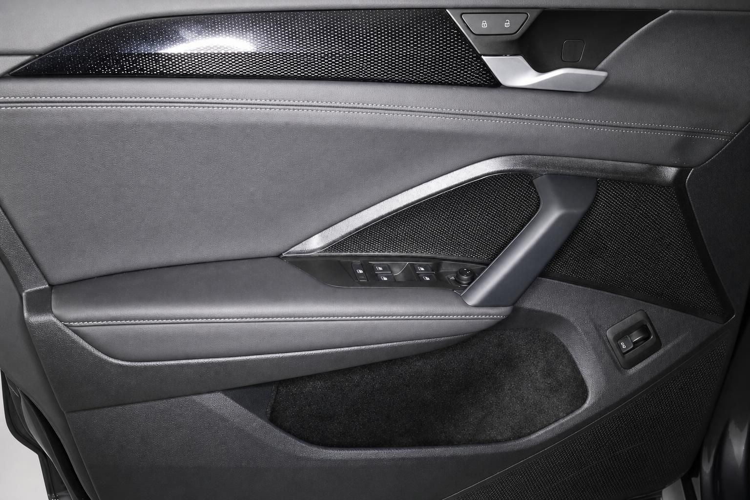 Detailansicht Türverkleidung Audi mit Fensterhebern und Lederausstattung