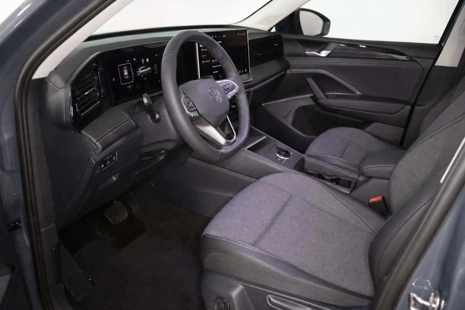 Innenraum VW mit Cockpit, Lenkrad und Sitzen in Anthrazit