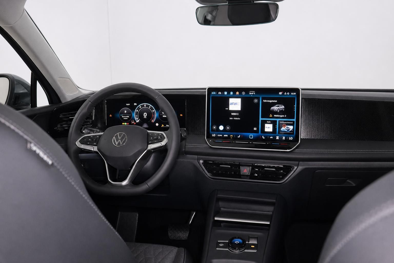 VW Cockpit mit Lenkrad und digitalem Infotainment-Display