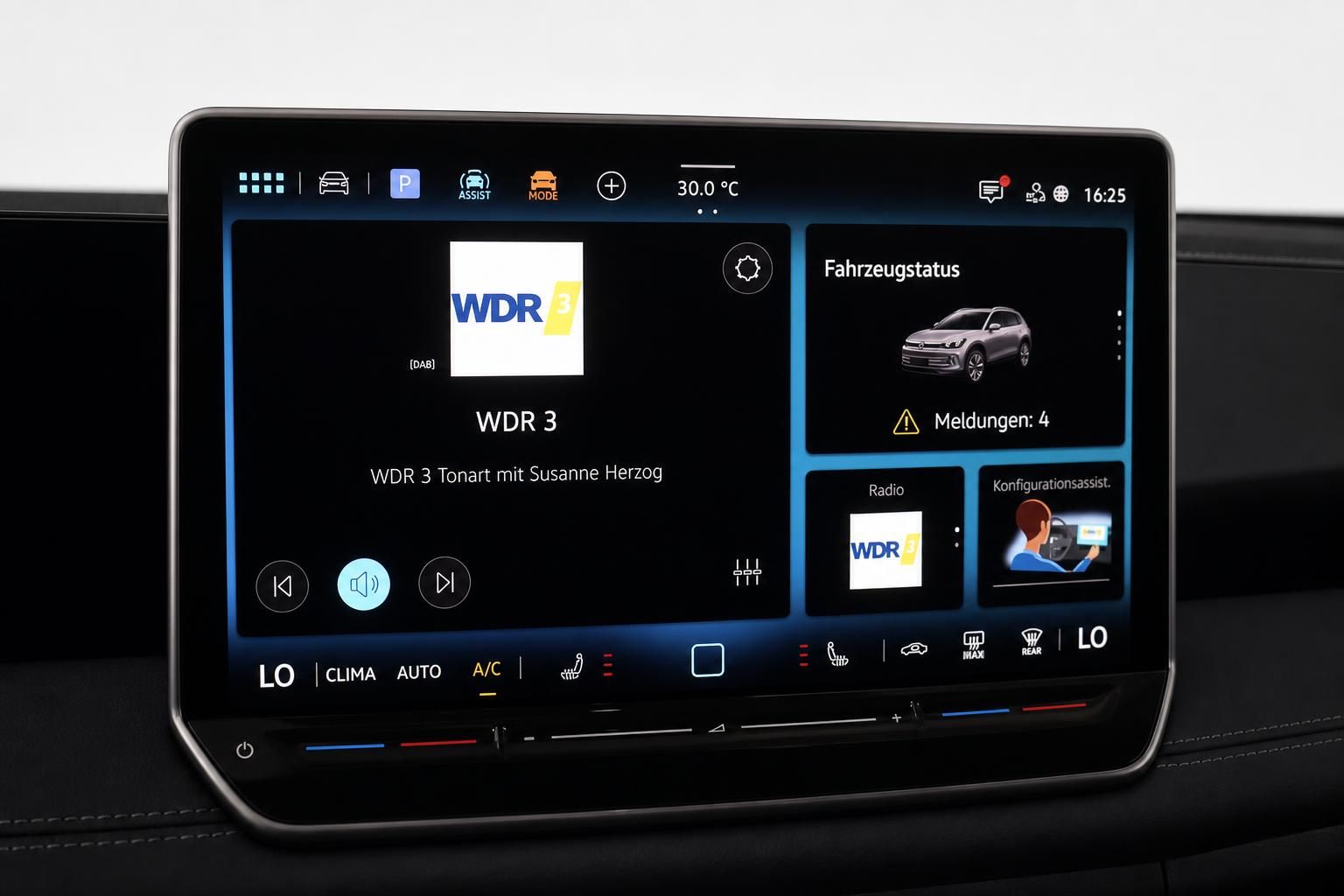 Infotainment-Touchscreen mit Klimasteuerung im VW Innenraum