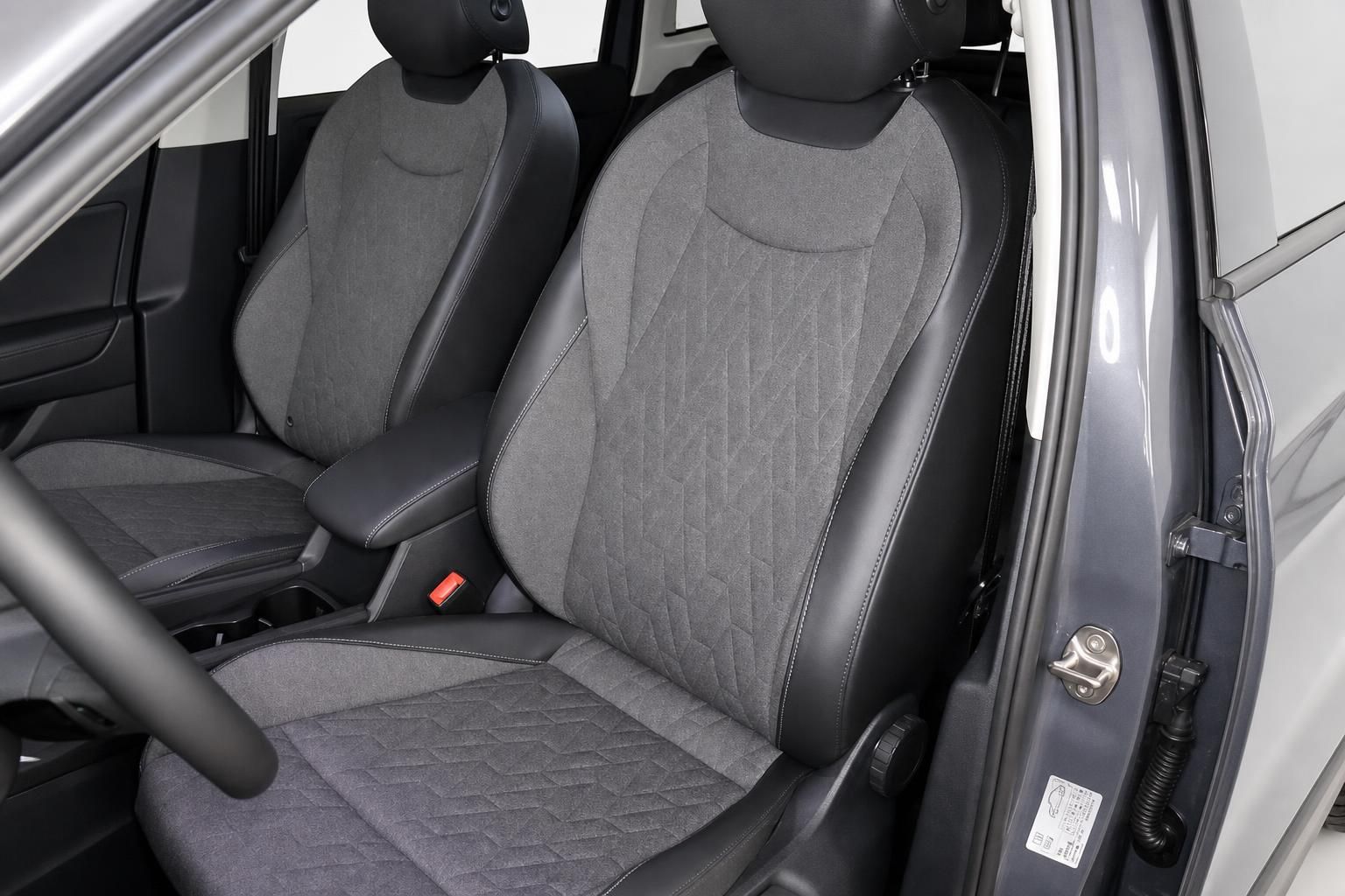 Vordersitze mit Stoff-Leder-Kombination im VW Innenraum