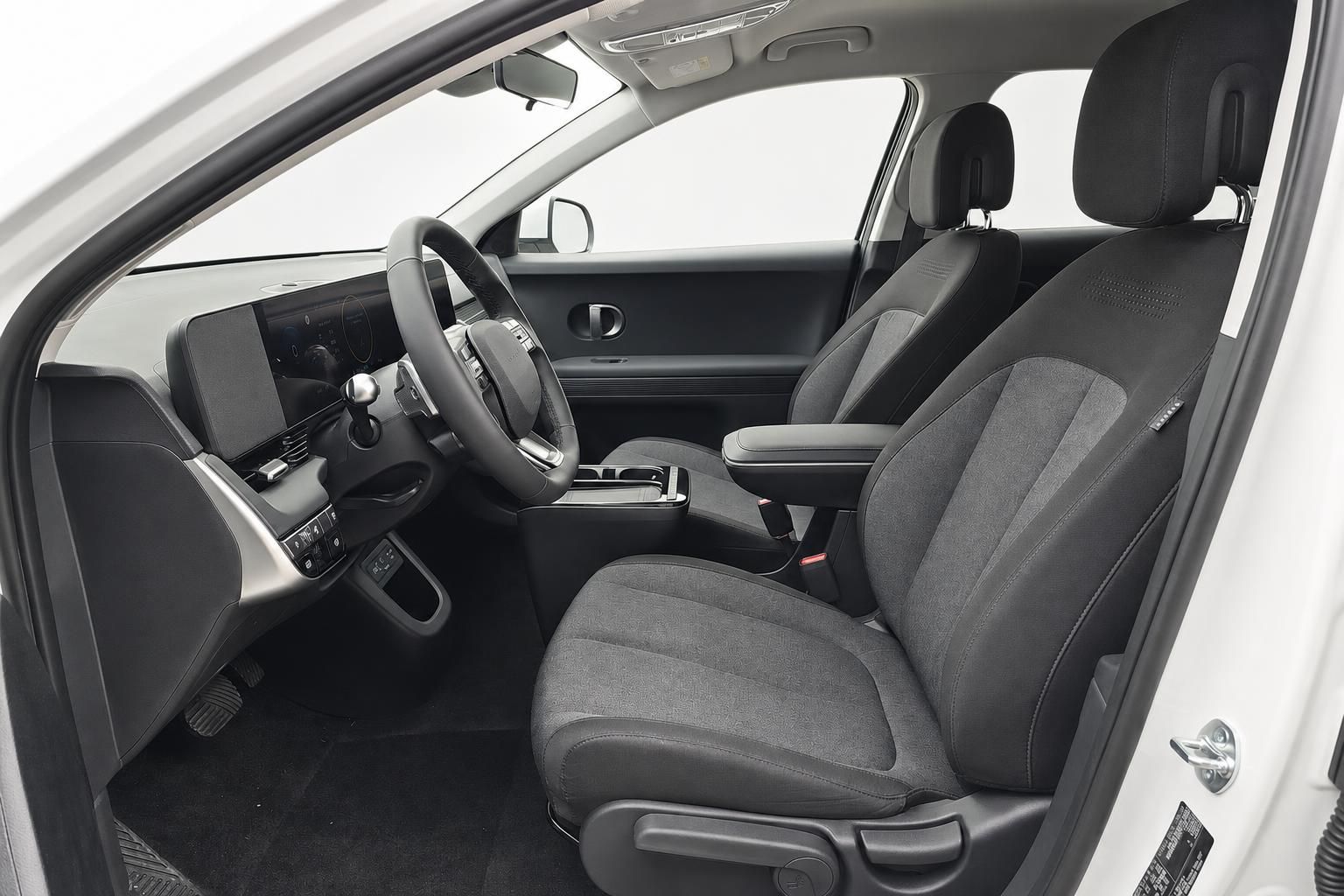 Hyundai IONIQ 5 Innenraum mit Cockpit und Vordersitzen in Schwarz