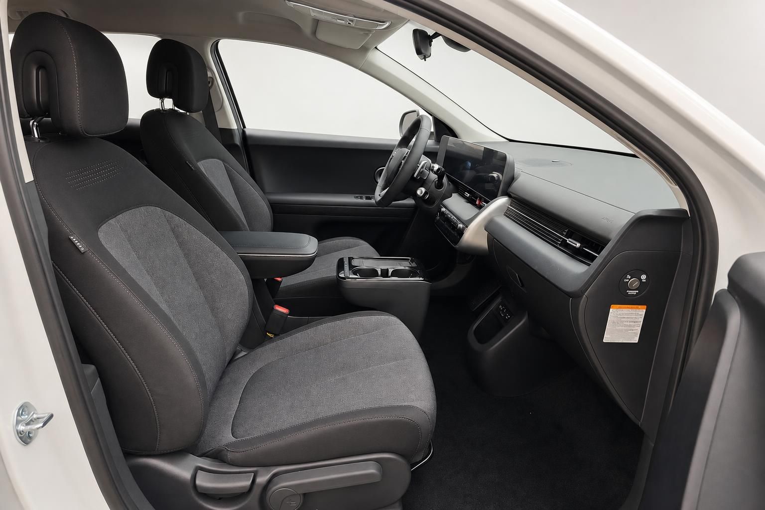 Hyundai IONIQ 5 Innenraum, Blick auf Fahrersitz und Armaturenbrett