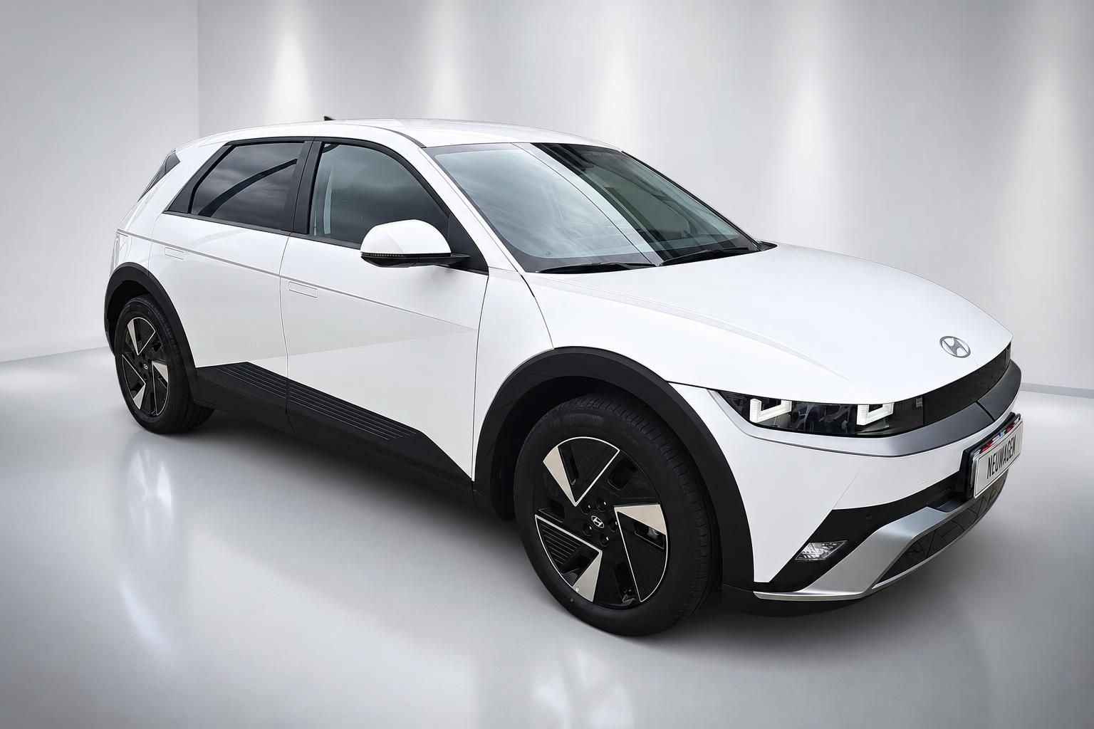 Hyundai Ioniq 5 Frontansicht schräg in Weiß mit Alufelgen