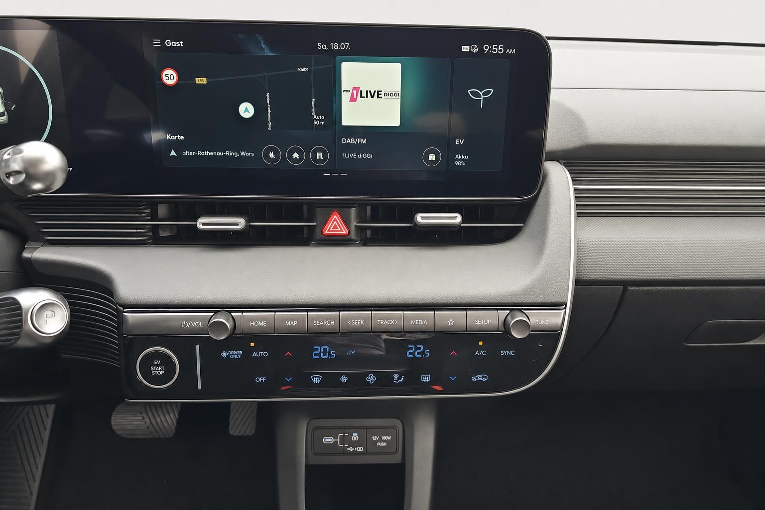Digitales Cockpit mit Navigationssystem und Klimabedienung im Fahrzeug