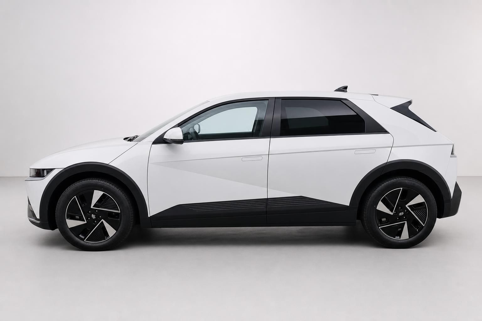 Hyundai Ioniq 5 in Weiß, Seitenansicht im Studio