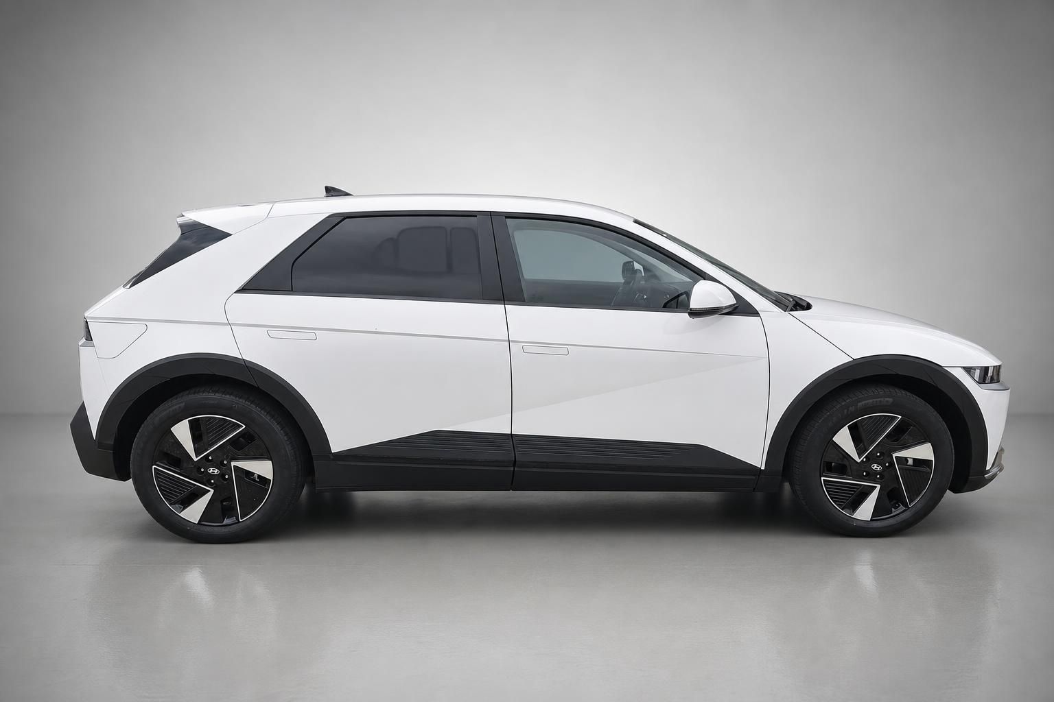 Hyundai IONIQ 5 in Weiß, seitliche Profilansicht im Studio