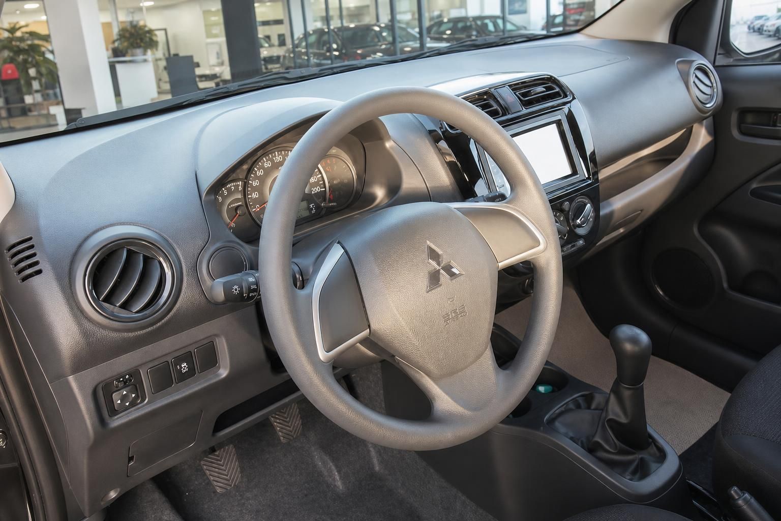 Mitsubishi Fahrzeuginnenraum mit Lenkrad, Armaturenbrett und Infotainment-System