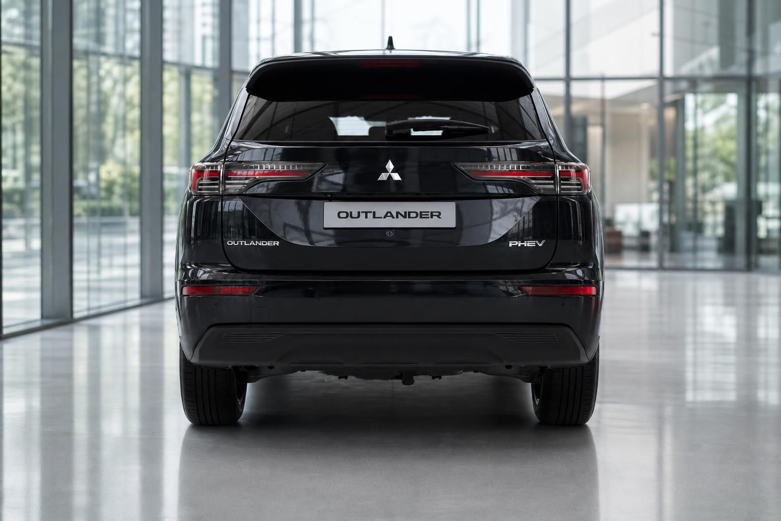 Mitsubishi Outlander PHEV schwarz Heckansicht in moderner Showroom-Halle