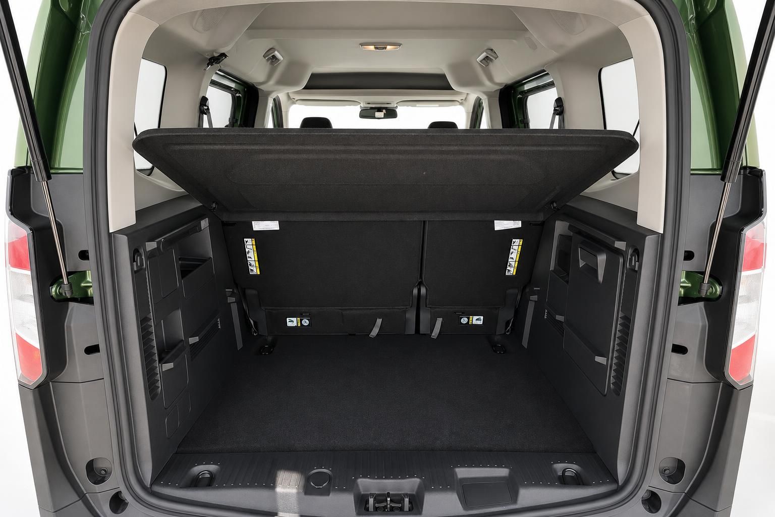 Kofferraum eines Vans mit geöffneter Heckklappe und viel Stauraum