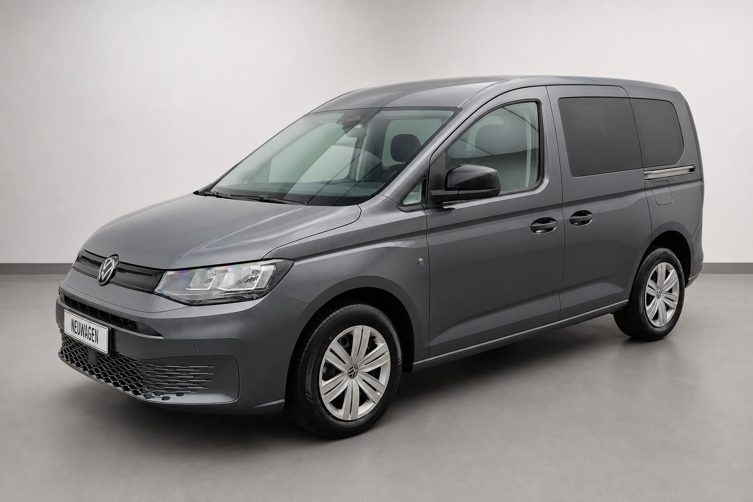 VW Caddy Neuwagen in grau, Frontansicht schraeg im Studio
