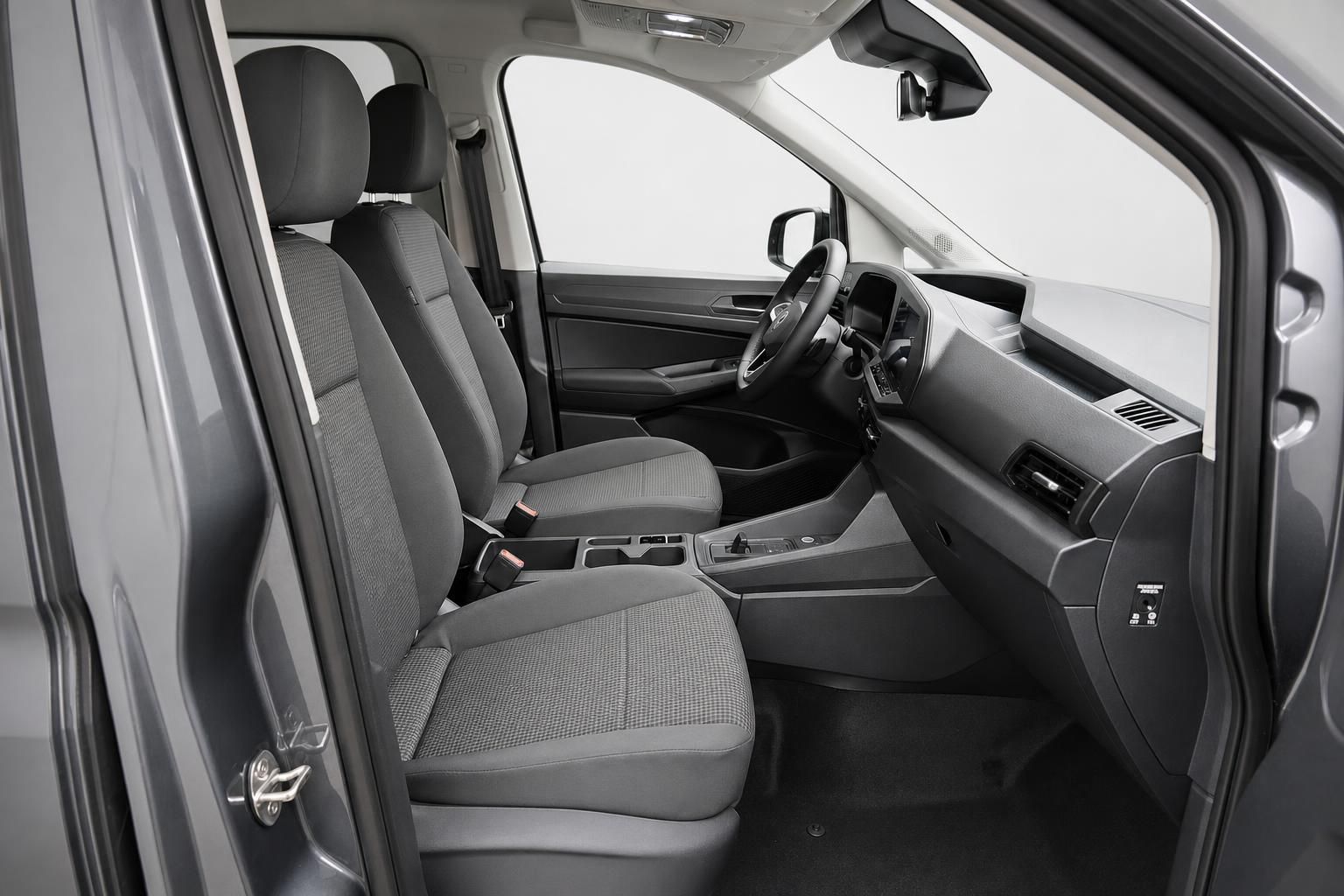 VW Caddy Innenansicht mit Vordersitzen und Armaturenbrett