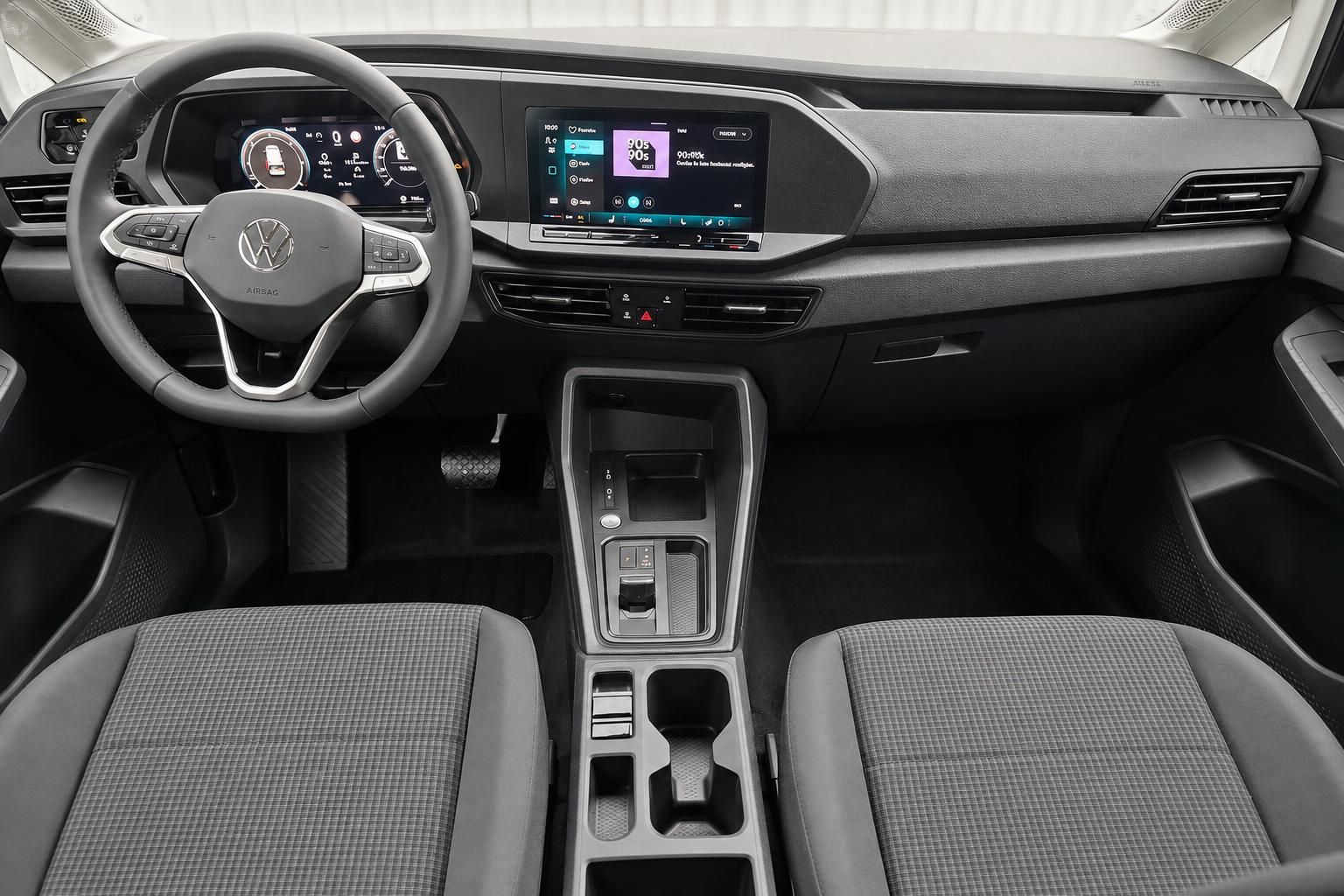 VW Caddy Innenraum mit Cockpit, Lenkrad und Infotainment-Display