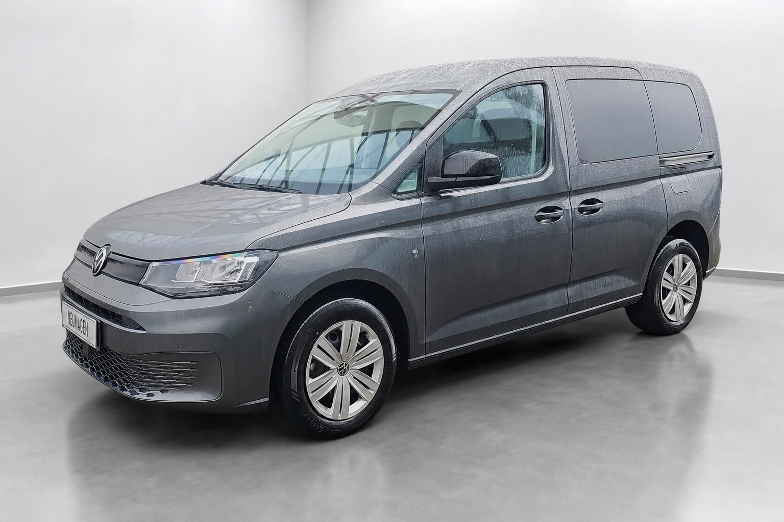 VW Caddy grau Frontansicht schräg im Studio