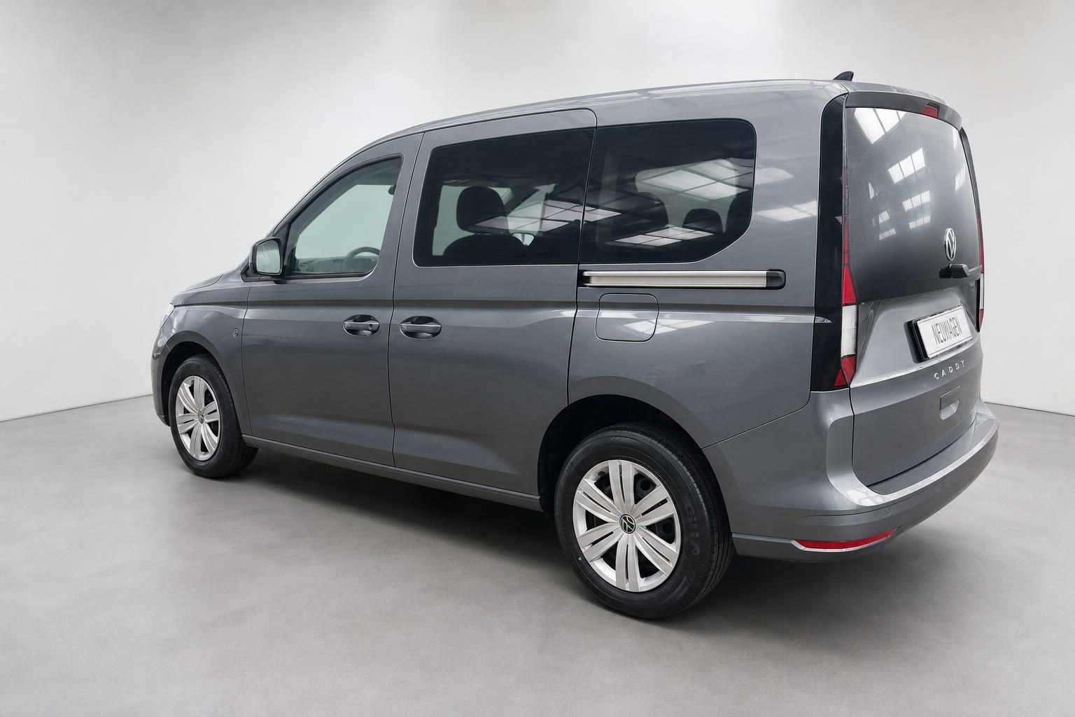 VW Caddy grau Heckansicht schräg im Studio
