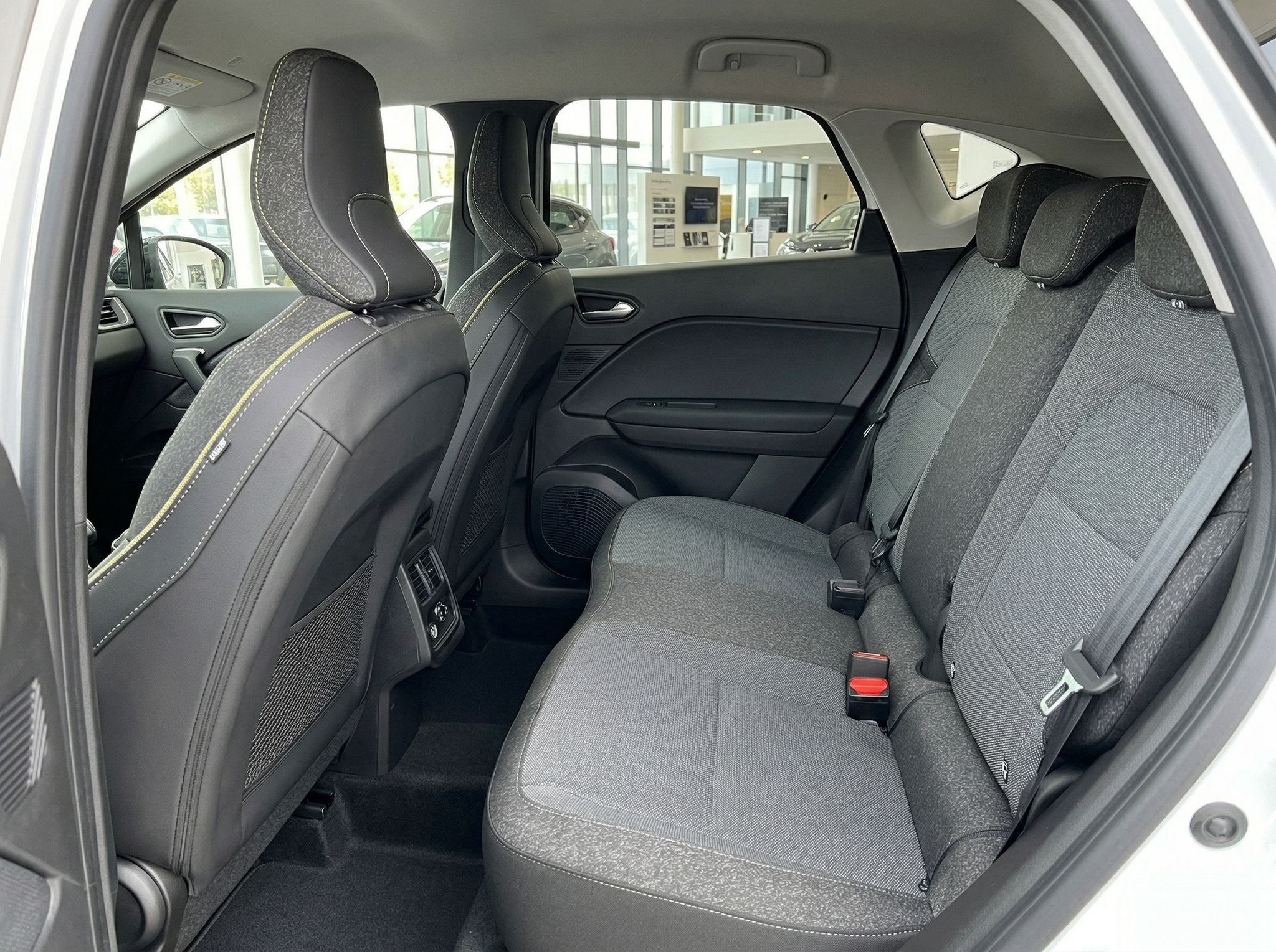 Renault Rücksitzbank mit grauen Stoffsitzen und Mittelkonsole, Fond-Innenraumansicht