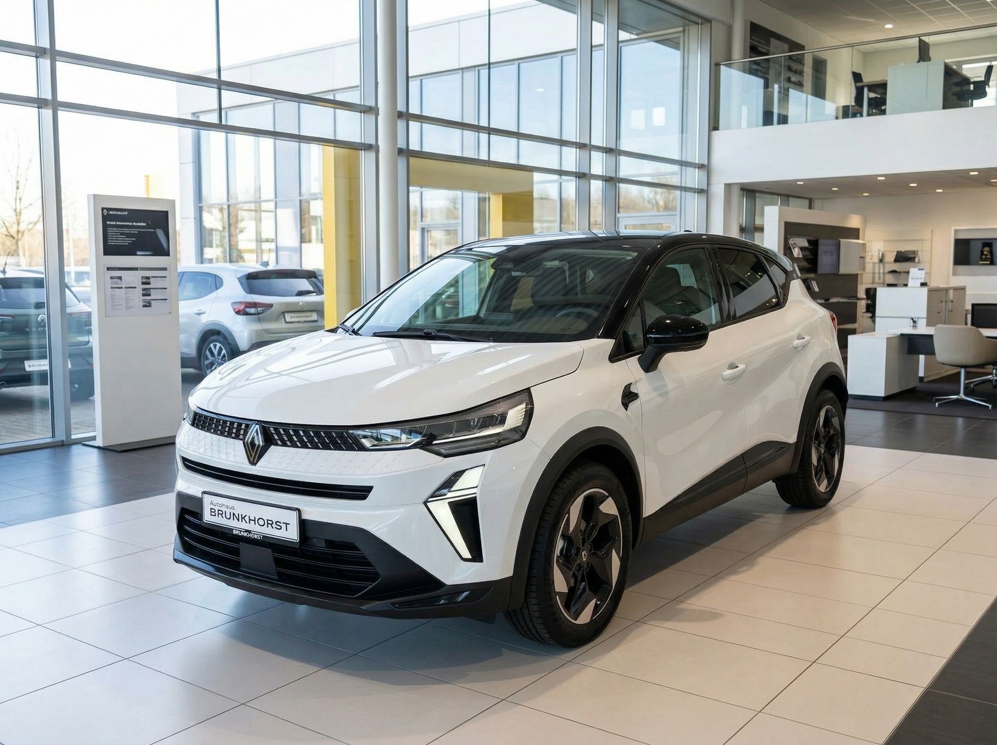 Renault Captur SUV weiß im Autohaus Showroom - Frontansicht mit modernem Design