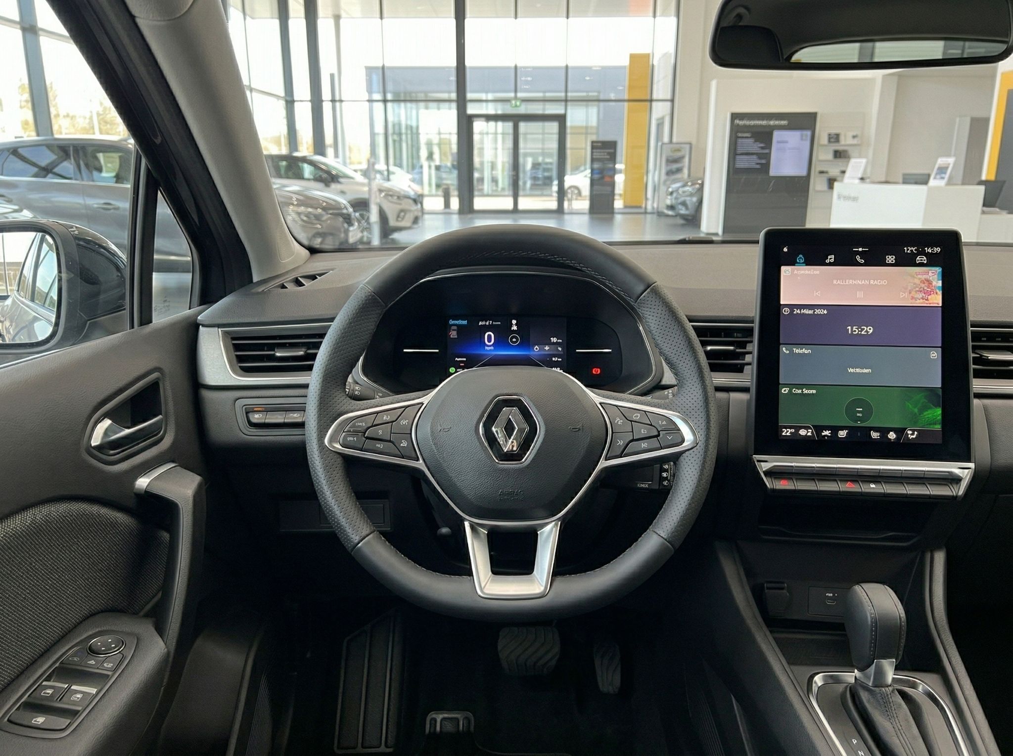 Renault Fahrzeug Armaturenbrett mit digitalem Display, Lenkrad und Touchscreen Navigation