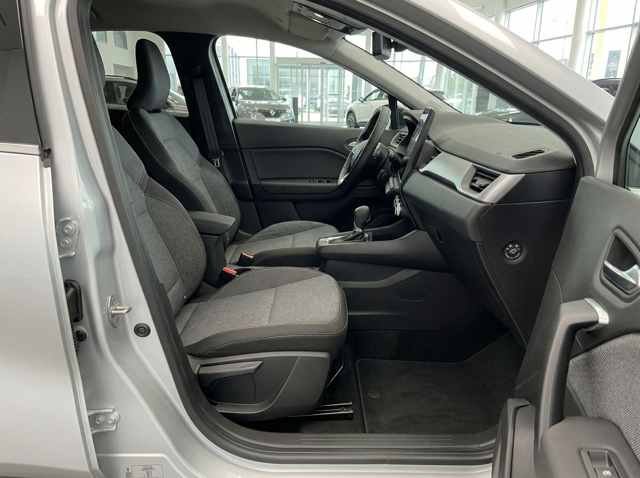 Renault Beifahrerseite Innenraum mit grauen Sitzen und Armaturenbrett, Seitenansicht