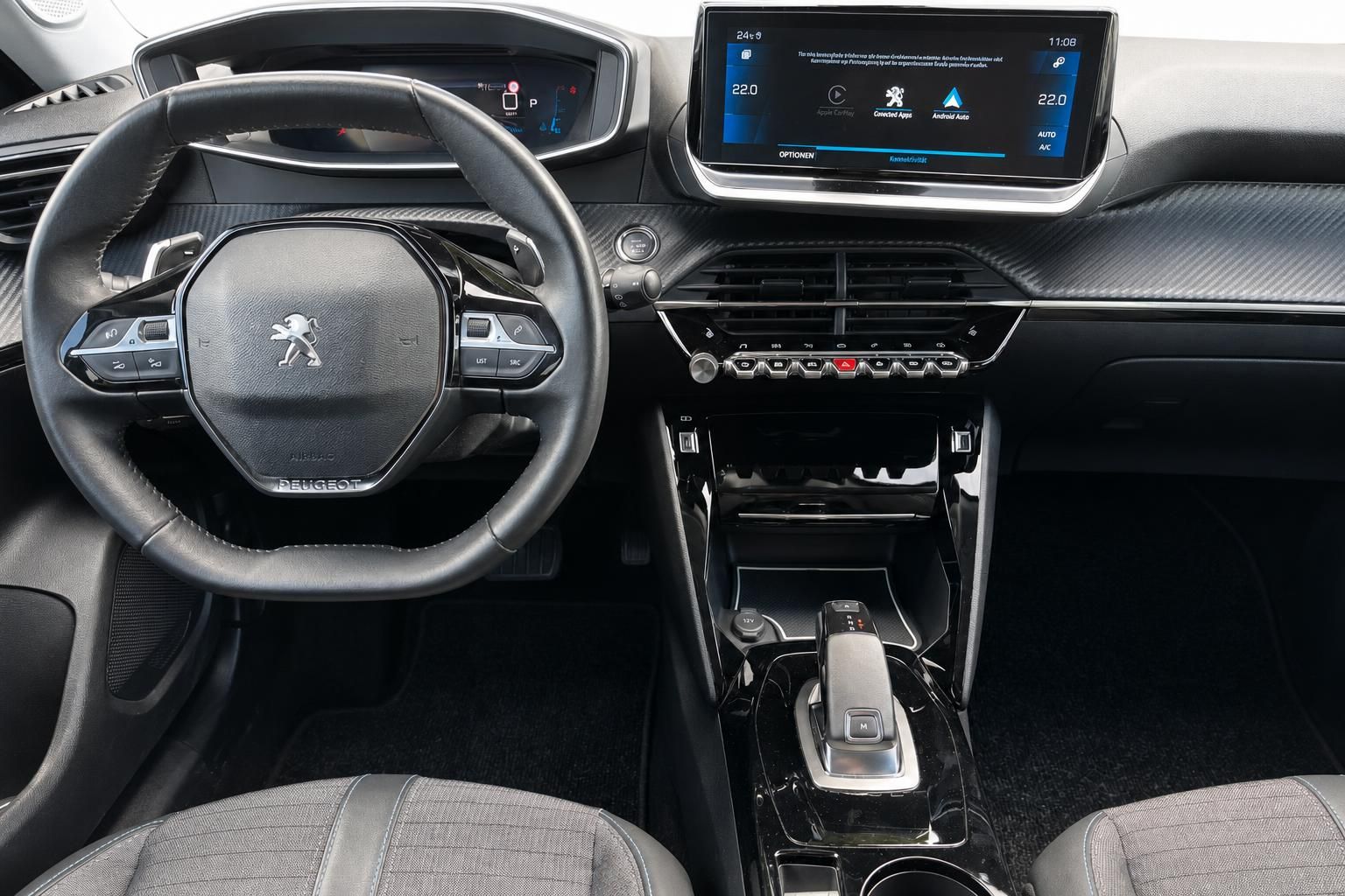 Peugeot Cockpit mit Lenkrad, Touchscreen und Mittelkonsole im Innenraum