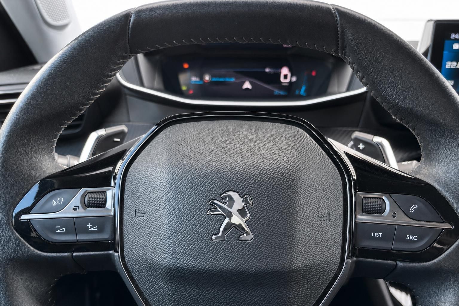 Peugeot Lenkrad mit Löwen-Logo und Multifunktionstasten im Detail