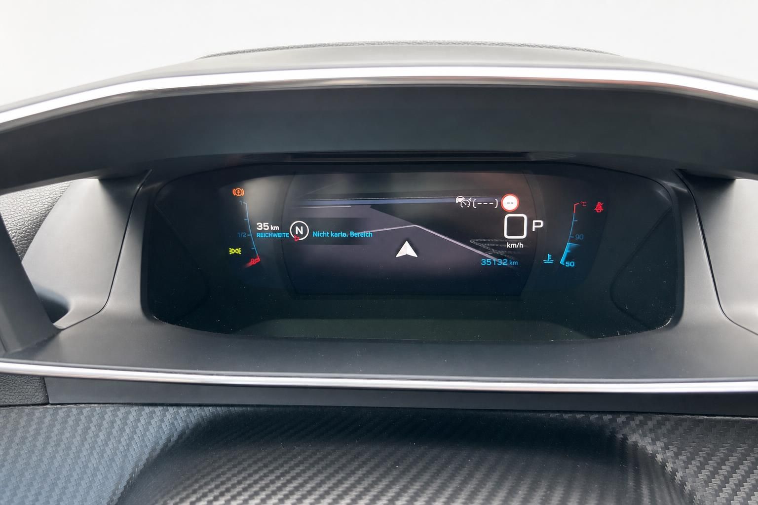 Peugeot Digitalcockpit mit Navigationsanzeige und Tacho im Innenraum