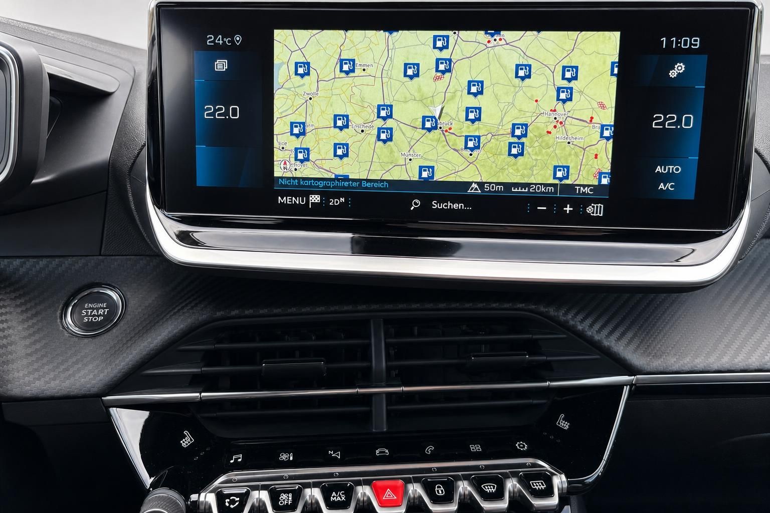 Peugeot Infotainment-Touchscreen mit Navigationskarte und Bedienelementen