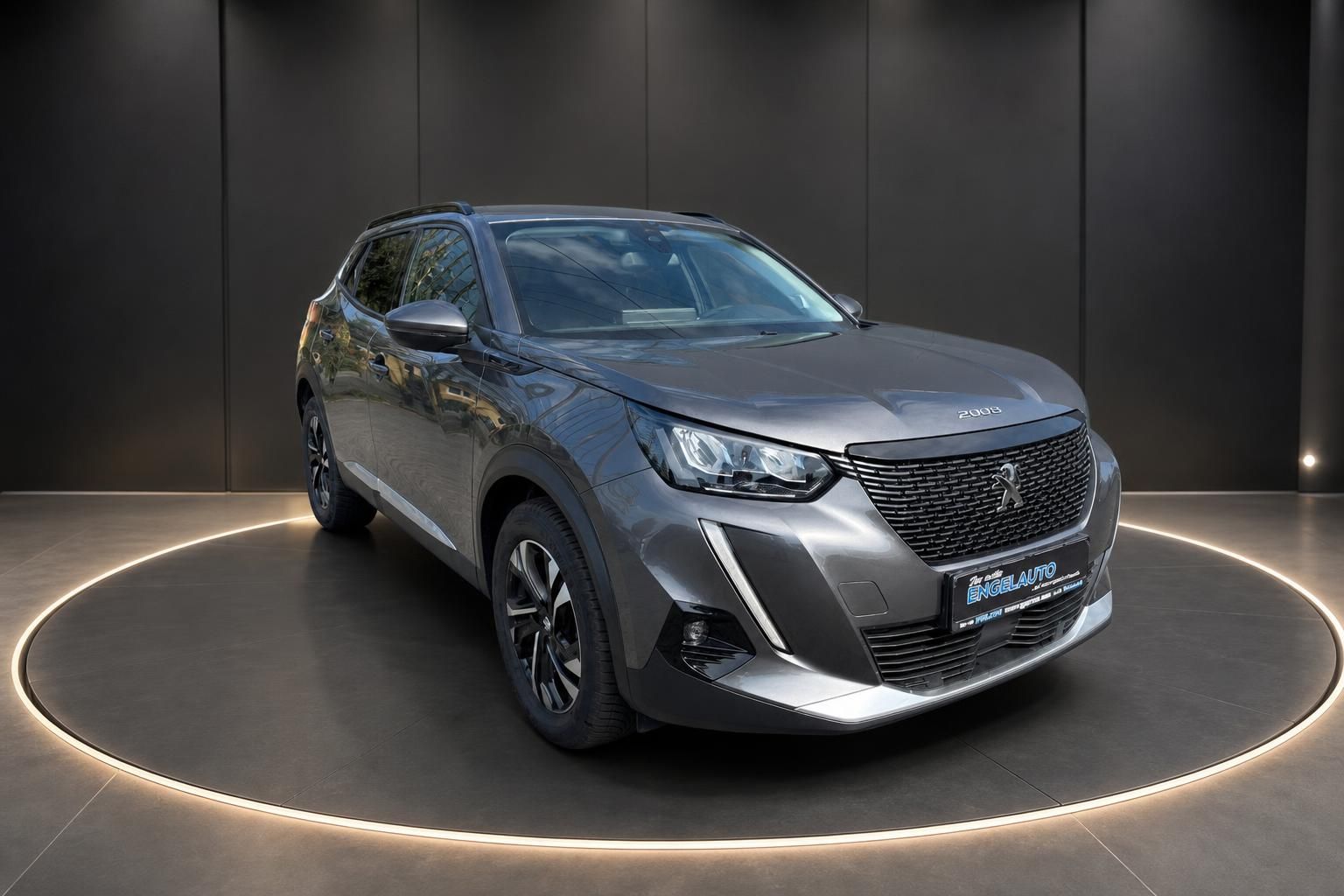 Peugeot 2008 grau metallic, Seiten-Frontansicht im Showroom