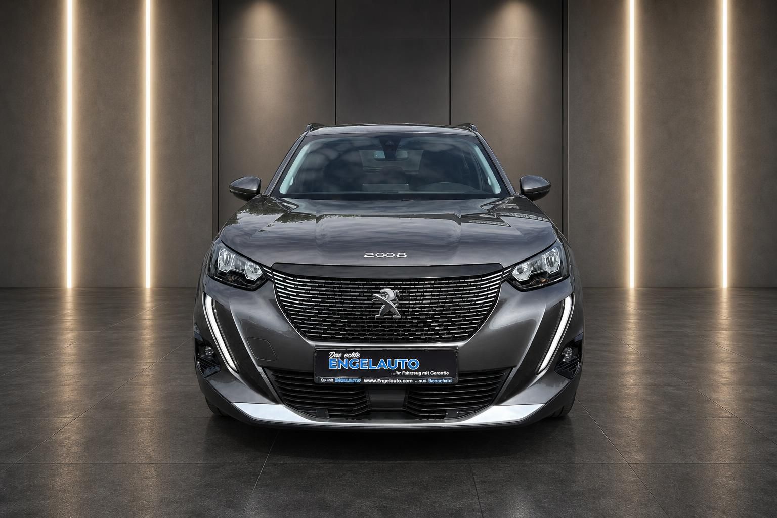 Peugeot 2008 in Grau, Frontansicht im Studio