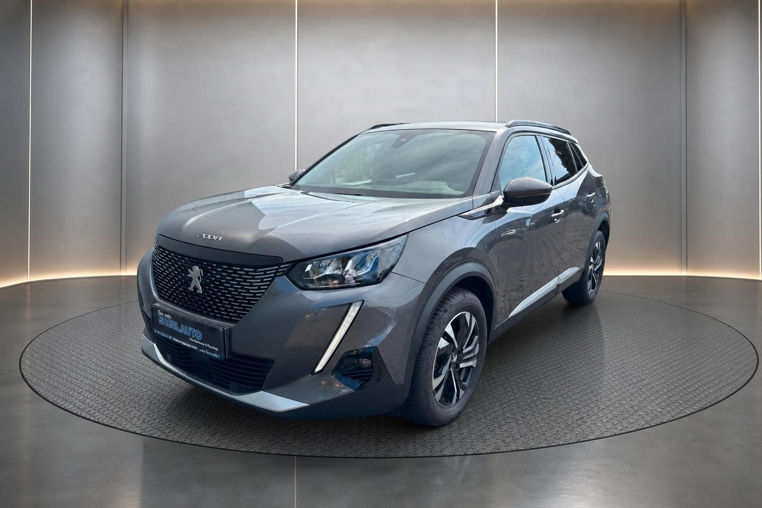 Peugeot 2008 in Grau, Halbseitenansicht vorne im Studio